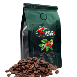 Café de especialidad. Origen Zapatoca, Santander. Perfil de la taza: Notas del catador: Frutos rojos, cacao, caramelo, frutos secos, acidez cítrica.